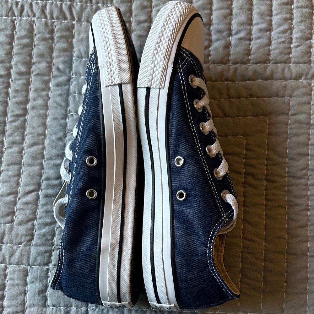 Converse Women’s Dark Blue Sneakers with White Accents 8.5 - Picture 4 of 5